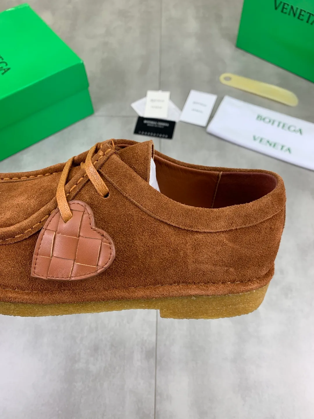 Men's men's shoes 💰P740 New model 💰 Top quality (beef tendon outsole series) 💎💎💎 BOTTEGA VENETA official website synchronizes the latest model, top version of the market's highest version of BV business leather shoes, accept material comparison, shoe type comparison, process comparison, practical and texture, versatile, suitable for any occasion, the more you look at it, the more flavorful it becomes. Pure hand-woven craftsmanship - upper material, imported original hand-woven calfskin - high-quality water-dyed sheepskin lining - original private model customized beef tendon outsole -Size: female 35-39 (34 40 customized) male 39-44 (38 45 customized) Comes with original BV green box, complete packaging.